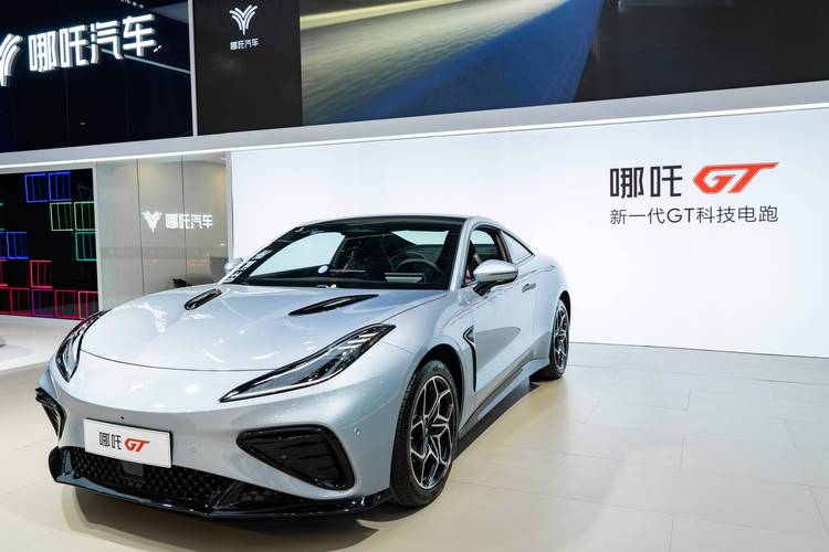 惠州124哪吒汽车在智能汽车领域的表现，领途汽车在新能源汽车市场中的影响力